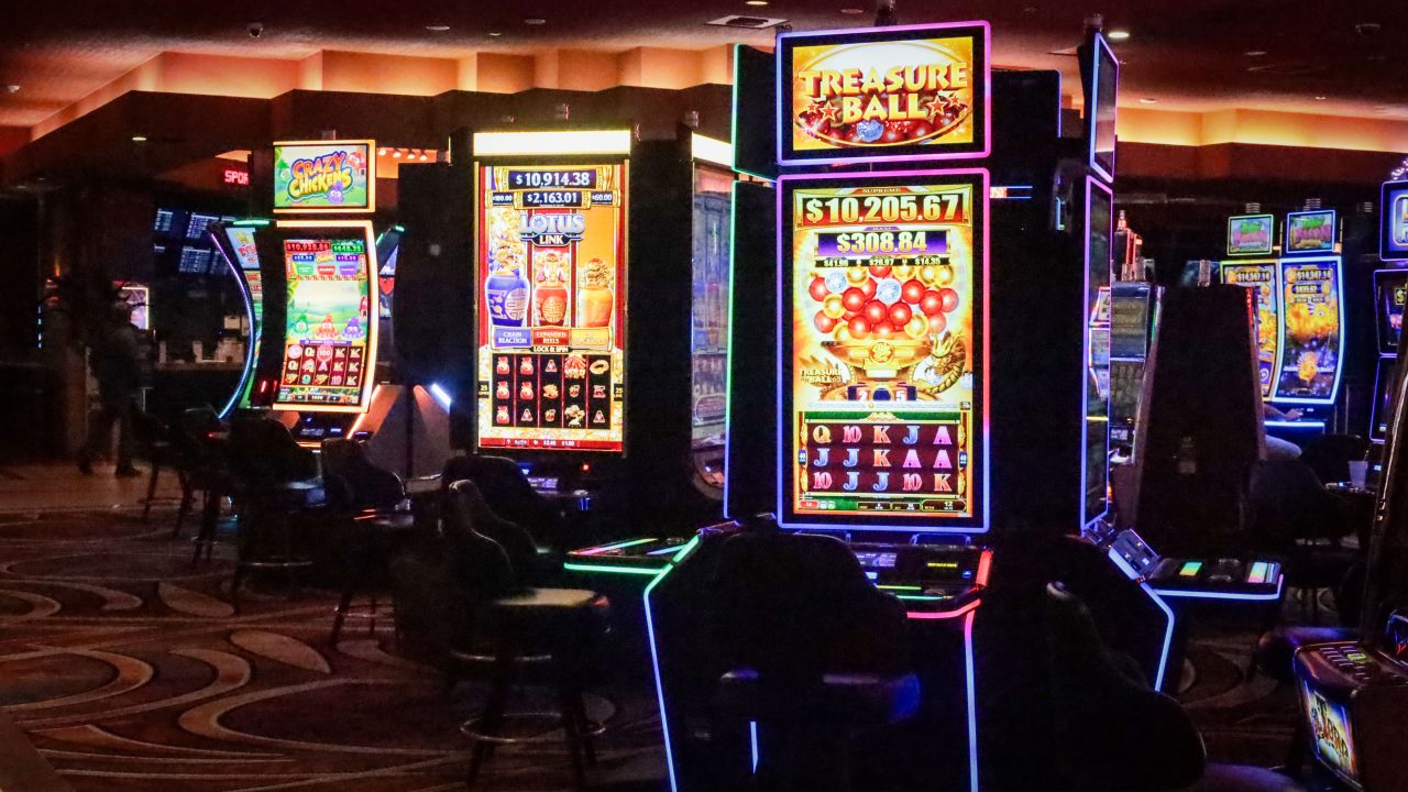 Analyzing trust factors shaping user choices in online slot platforms today